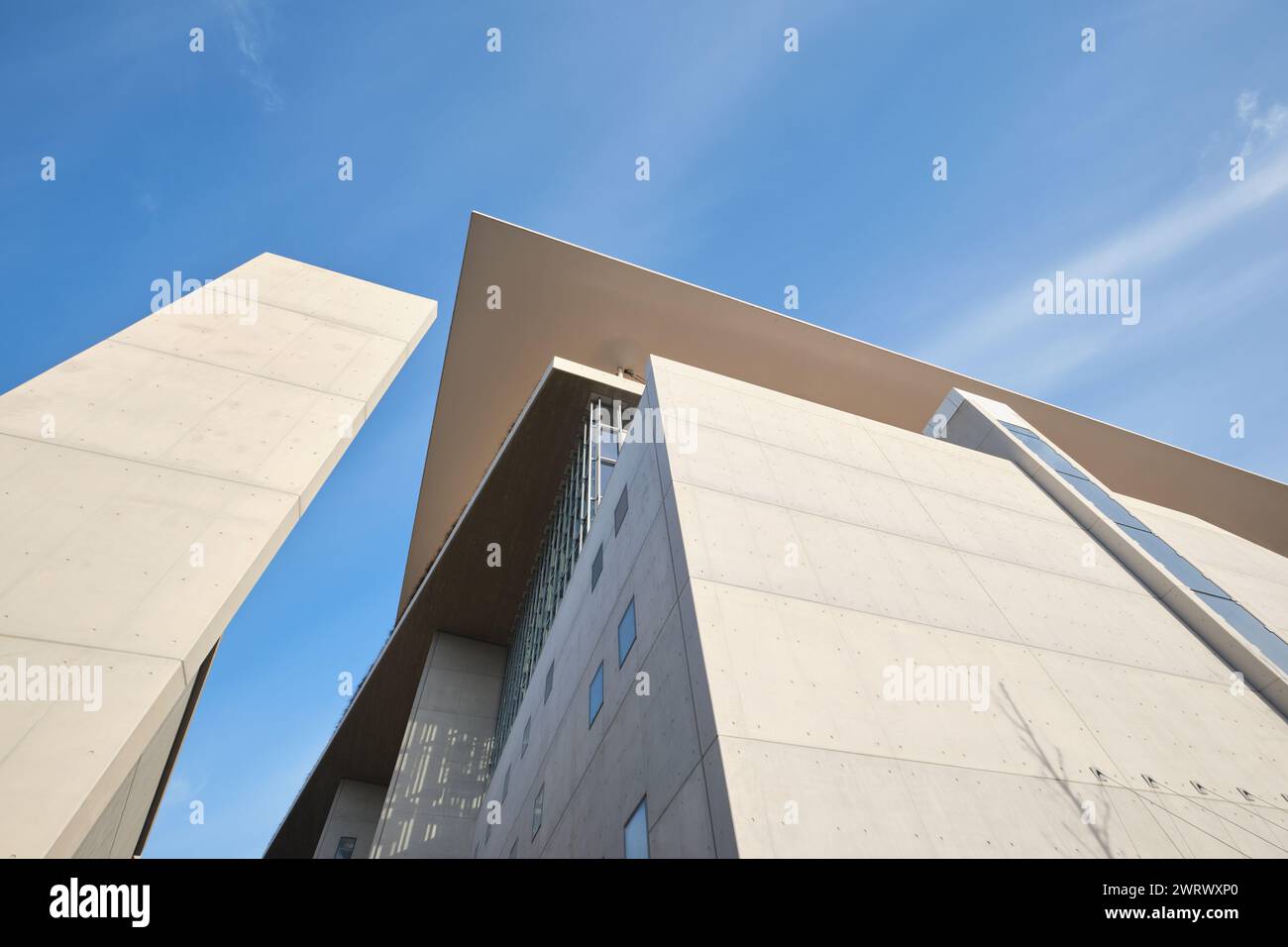 Atene, Grecia - 3 marzo 2024: Dettagli architettonici del Centro culturale "SNFCC" della Fondazione Stavros Niarchos, progettato da Renzo piano Building Worksh Foto Stock