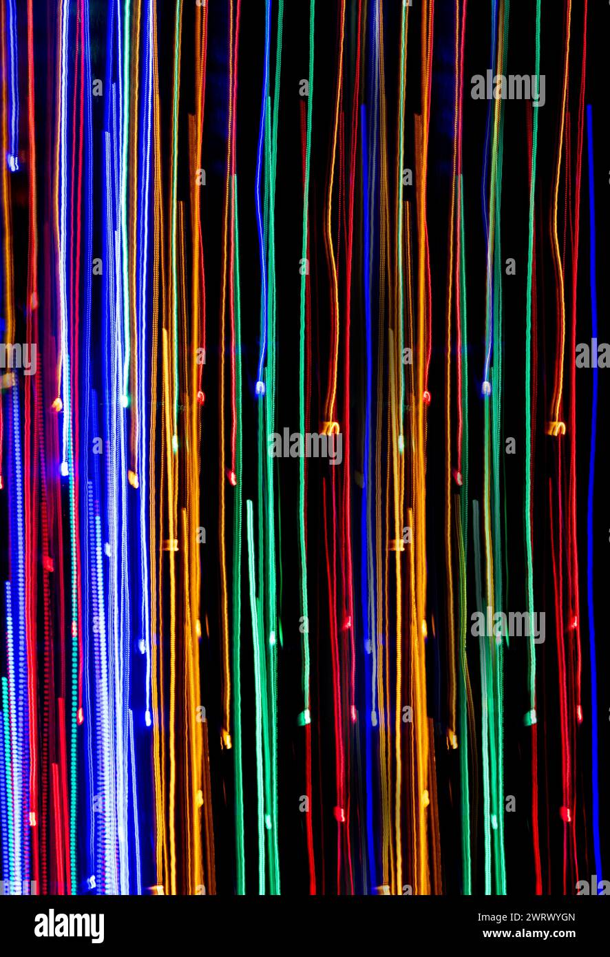 Le luci colorate presentano striature sfocate, saturate, vivaci e ingrandite Foto Stock