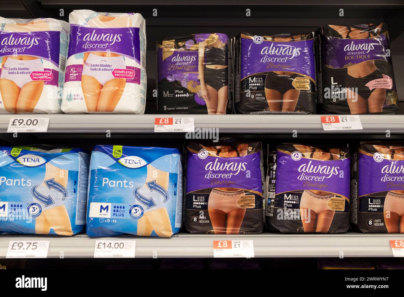 Confezioni di plastica di pantaloni mestruali Always e Tena Period in vendita sullo scaffale del supermercato Regno Unito Gran Bretagna 2024 KATHY DEWITT Foto Stock