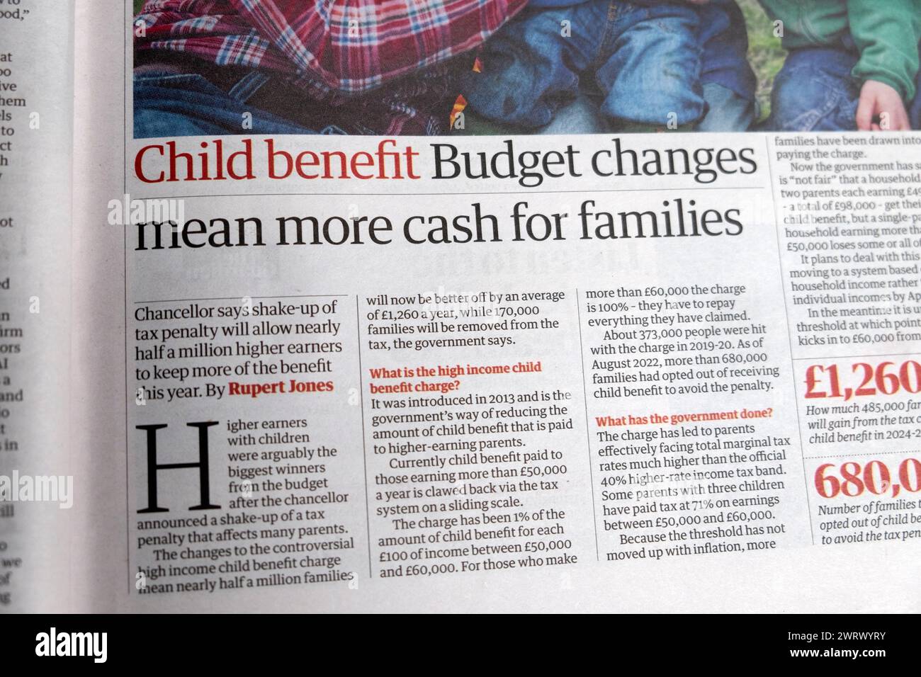 "Le modifiche al budget dei benefici per i bambini significano più denaro per le famiglie" Jeremy Hunt fornisce il budget primaverile giornale Guardian titolo fiscale 6 marzo 2024 Londra Regno Unito Foto Stock