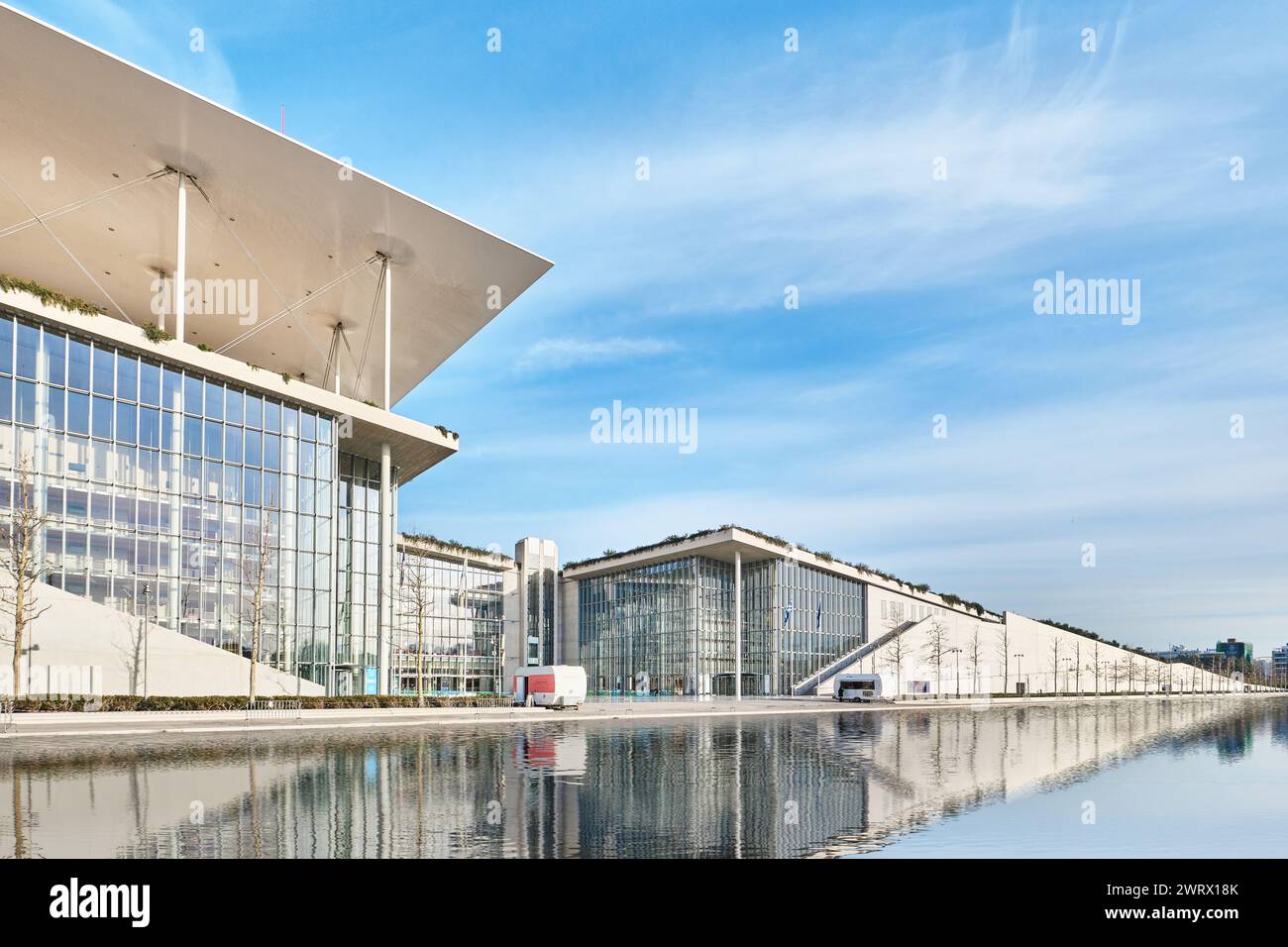 Atene, Grecia - 3 marzo 2024: Dettagli architettonici del Centro culturale SNFCC della Fondazione Stavros Niarchos, progettato da Renzo piano Foto Stock