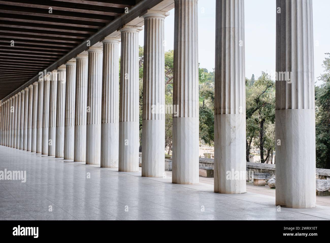 Atene, Grecia - 3 marzo 2024: STOA di Attalo nell'antica Agorà di Atene, colonnato in marmo dorico bianco dall'antica architettura greca Foto Stock