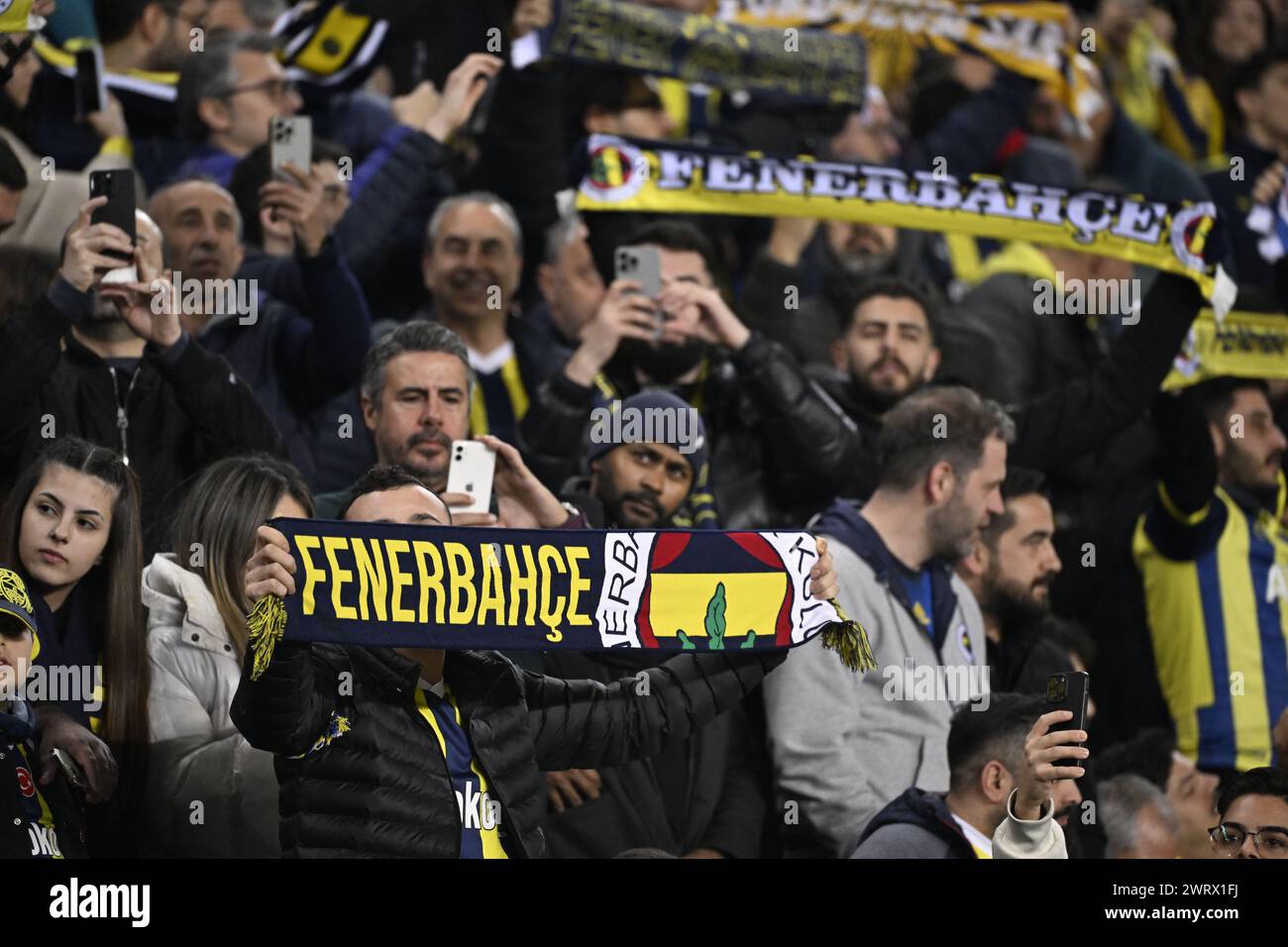 Istanbul, Turchia. 14 marzo 2024. I tifosi di Fenerbahce, nella foto di giovedì 14 marzo 2024 a Istanbul, Turchia, durante una partita di calcio tra il club turco Fenerbahce SK e il club belga Royale Union Saint Gilloise, la tappa di ritorno delle 1/8 finali della competizione UEFA Conference League. BELGA PHOTO LAURIE DIEFFEMBACQ credito: Belga News Agency/Alamy Live News Foto Stock