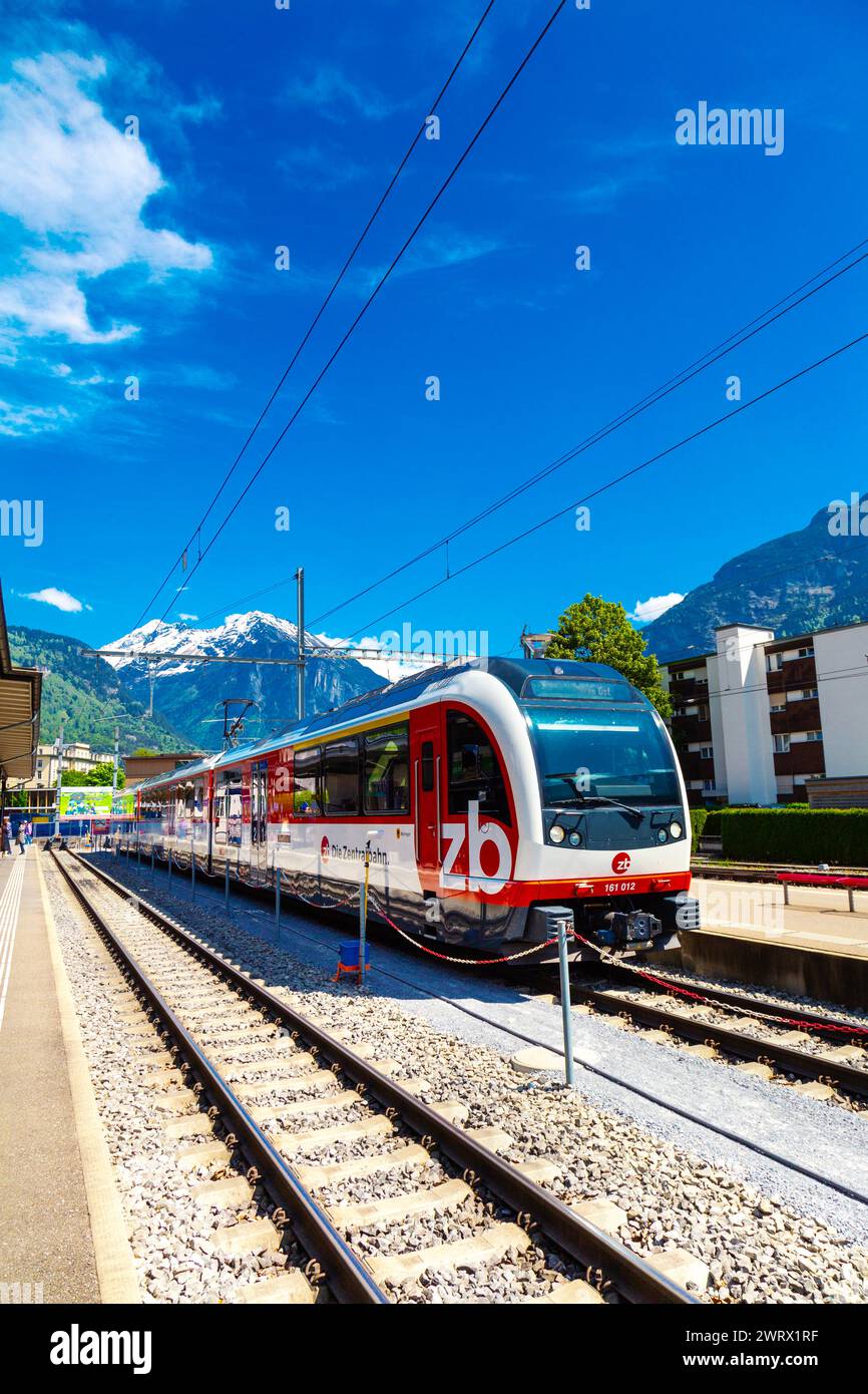 Treno Zentralbahn ZB alla stazione ferroviaria di Meiringen, Svizzera Foto Stock