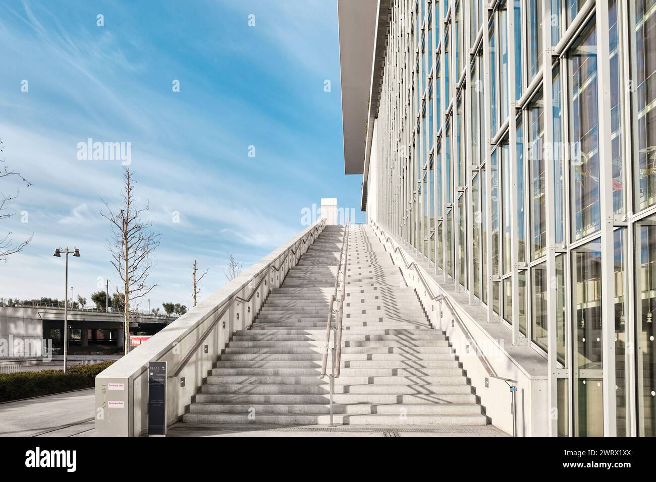 Atene, Grecia - 3 marzo 2024: Dettagli architettonici del Centro culturale SNFCC della Fondazione Stavros Niarchos, progettato da Renzo piano Foto Stock