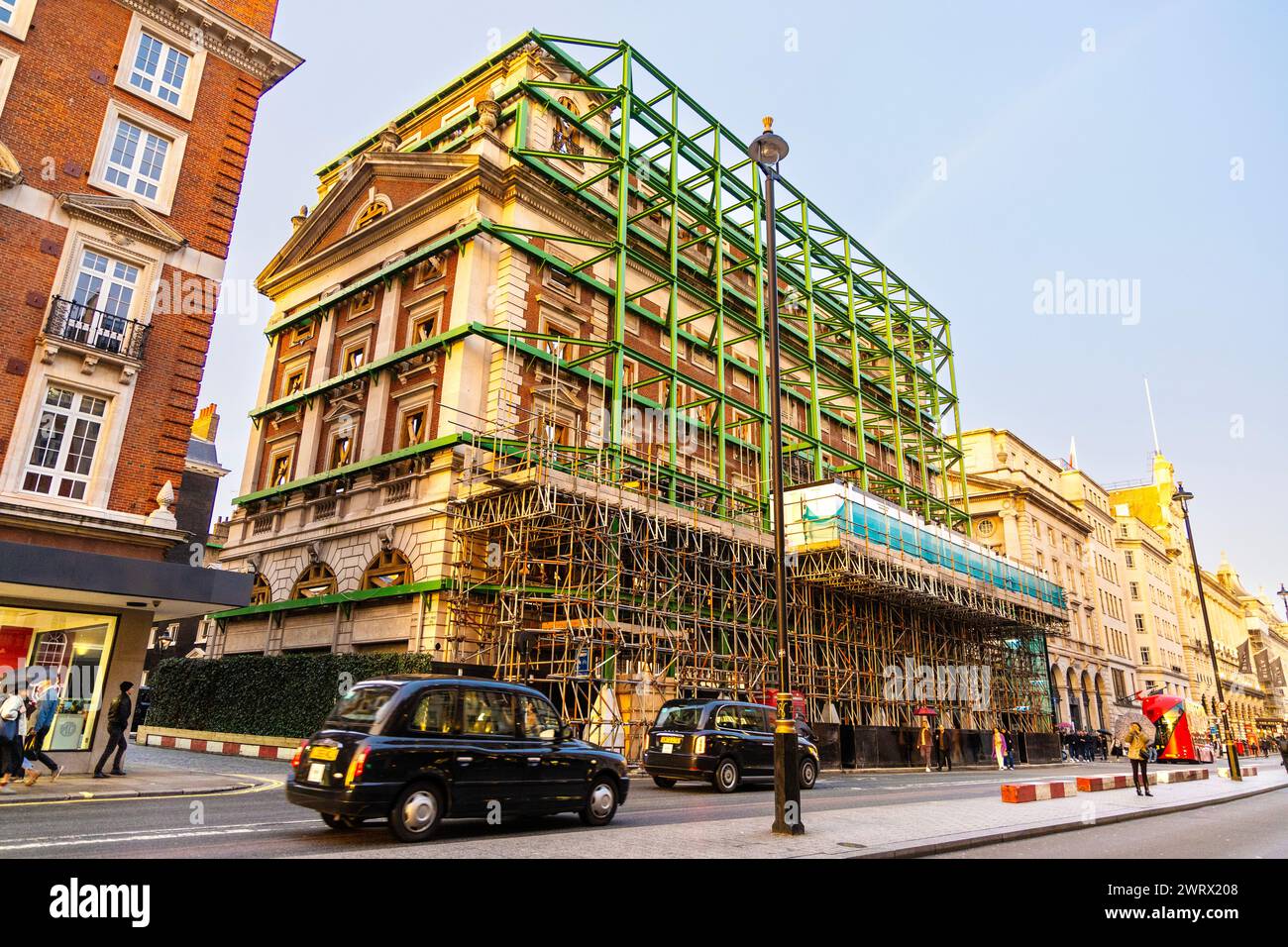 La facciata di Nuffield House e Pegasus House è conservata e rinnovata a Piccadilly, Londra, Inghilterra Foto Stock