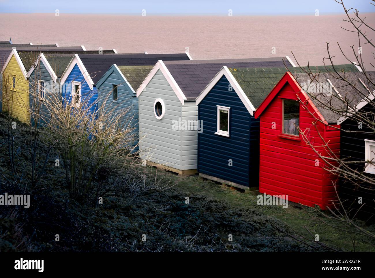 Fila di colorate capanne in legno sulla spiaggia di Southwold Foto Stock