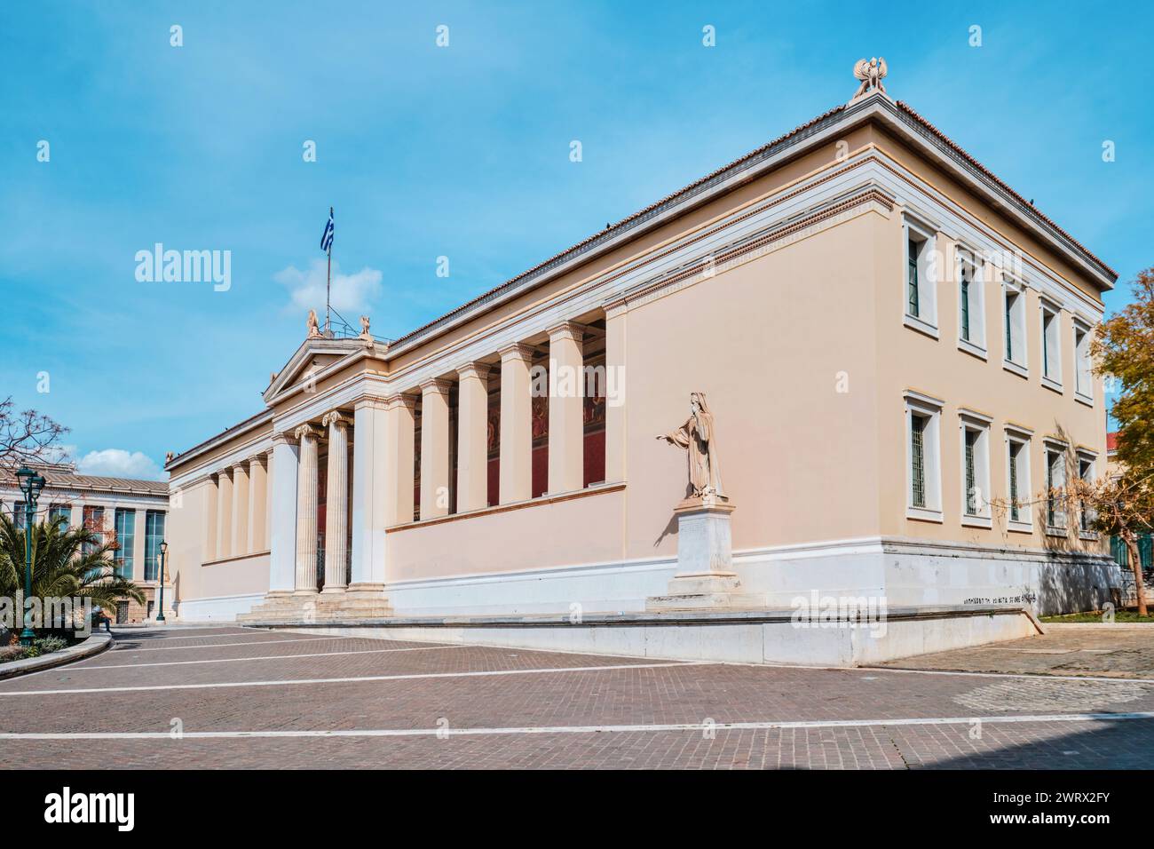 Atene, Grecia - 3 marzo 2024: Edificio dell'Università Nazionale e Capodistria di Atene nel centro della città Foto Stock