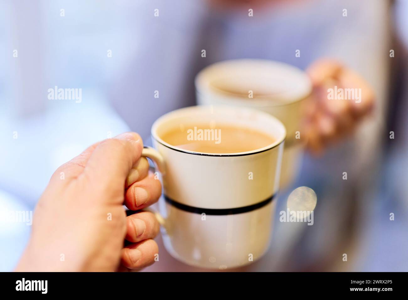 Primo piano della coppia che beve tè e caffè insieme Foto Stock