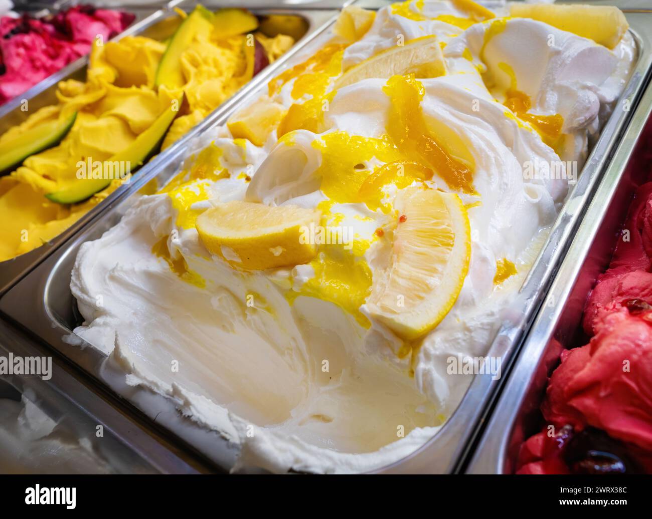 Vari gelati in una vetrina. Griglia per gelato multicolore in uno snack bar da vicino. Foto Stock