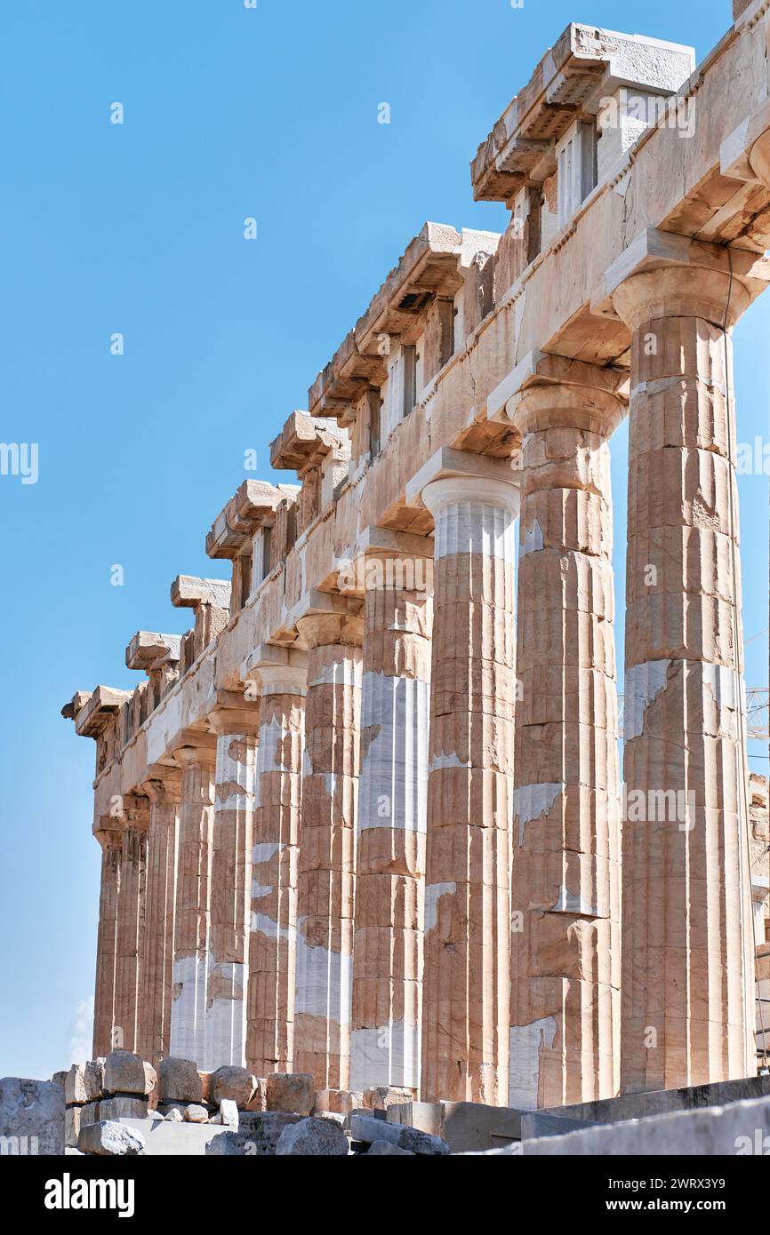 Atene, Grecia - 2 marzo 2024: Rovine del tempio del Partenone sull'Acropoli di Atene. È dedicato alla dea Atena Foto Stock