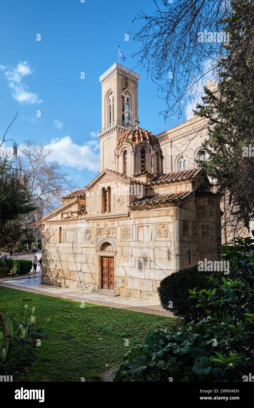 Atene, Grecia - 3 marzo 2024: Vista esterna della Chiesa di Agios Eleftherios (piccola metropoli), una chiesa di epoca bizantina Foto Stock