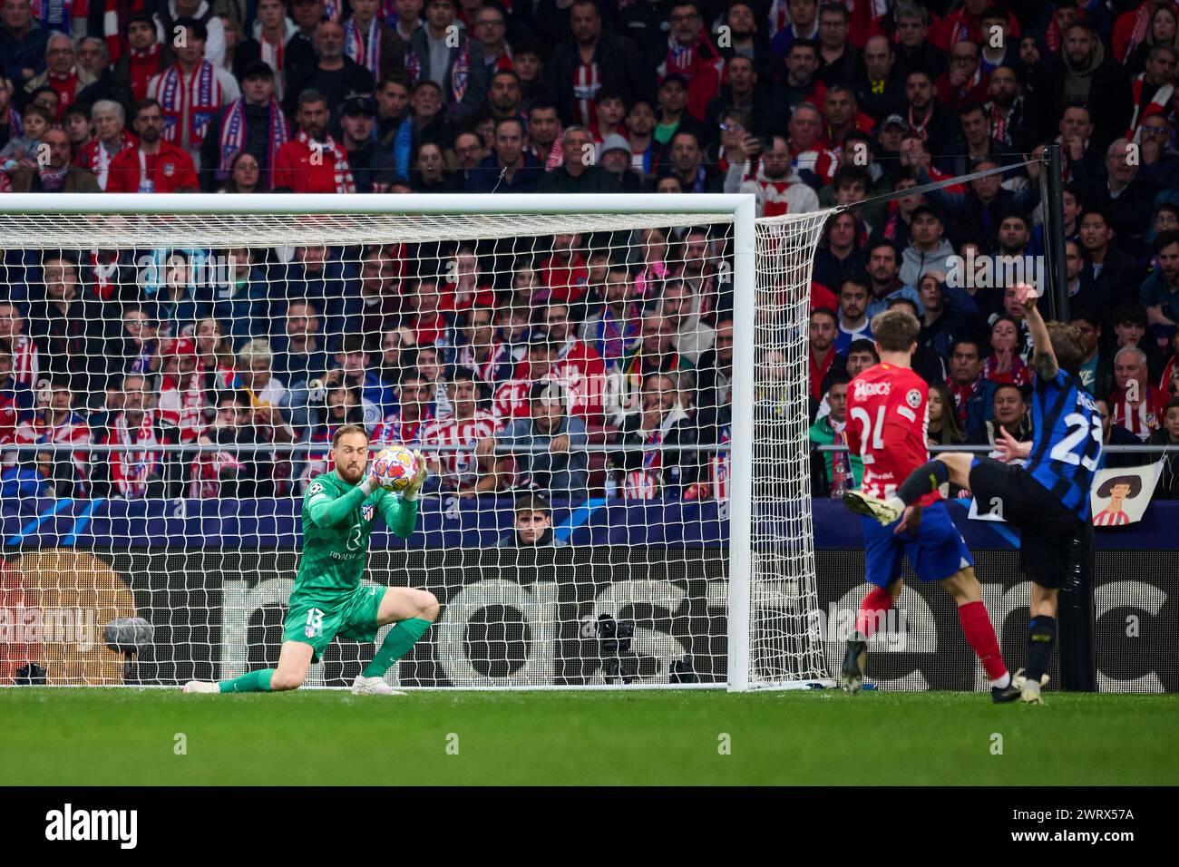 MADRID, SPAGNA - 13 MARZO: Jan Oblak portiere dell'Atletico de Madrid in azione durante il turno di andata e ritorno della UEFA Champions League 2023/24 tra l'Atletico de Madrid e l'FC Internazionale Milan allo stadio Civitas Metropolitano il 13 marzo 2024 a Madrid, Spagna. (Foto di Francisco Macia/Photo Players Images) Foto Stock