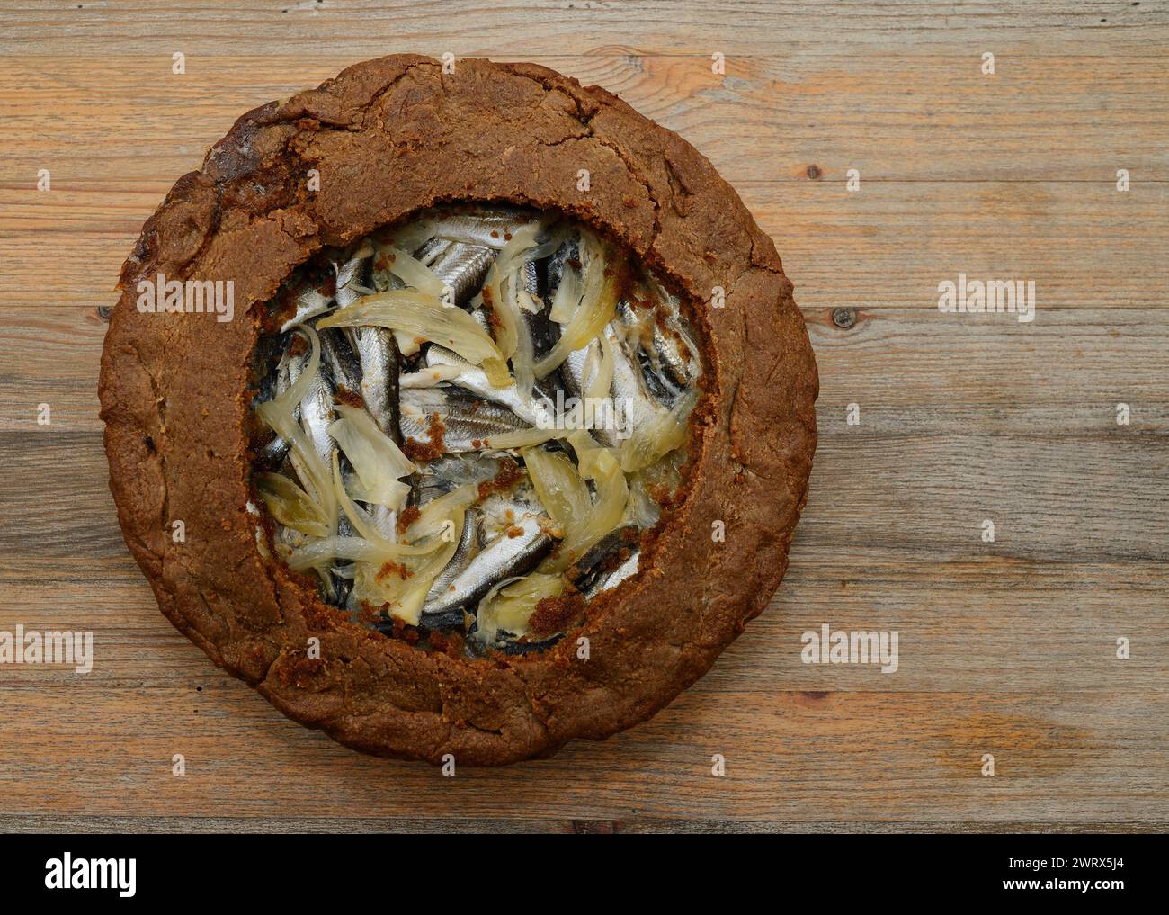 Tradizionale torta di segale finlandese con vendace su un tavolo di legno Foto Stock