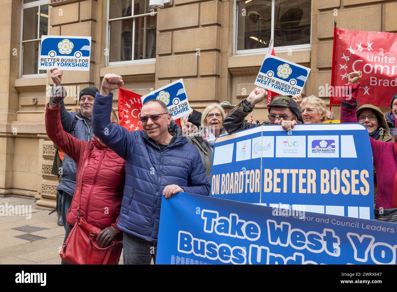 Leeds, Regno Unito. 14 MARZO 2024. I dimostranti del gruppo "Better Buses for WY" festeggiano fuori dagli uffici della West Yorkshire Combined Authority (WYCA) in seguito all'annuncio del sindaco di West Yorkshire, Tracy Brabin, che gli autobus WY saranno riportati di proprietà pubblica. Credito Milo Chandler/Alamy Live News Foto Stock