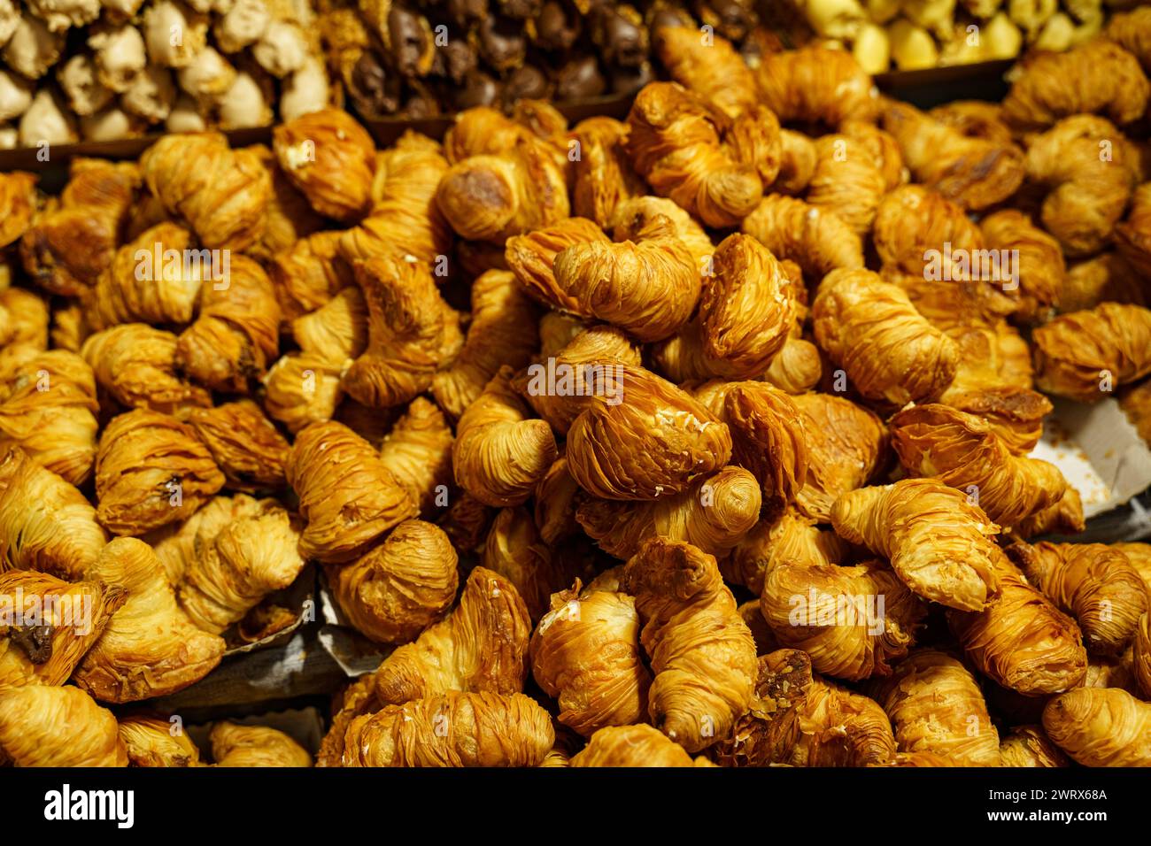 Una varieta' di delizie turche, caratterizzate da sapori e noci diversi, sono ordinatamente disposte su una banchina del mercato, pronte per l'acquisto da parte dei clienti. Foto Stock