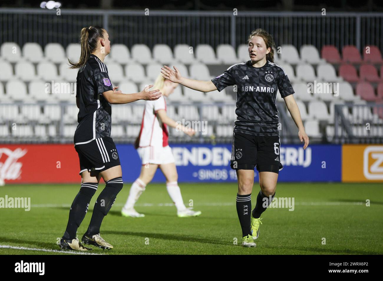 Amsterdam, Paesi Bassi. 14 marzo 2024. AMSTERDAM, 14-03-2024, Sportpark de Toekomst, TOTO KNVB Beker Vrouwen Football Final Four, stagione 2023/2024, partita tra Jong Ajax e Ajax (donne), (R-L) Ajax player Jonna van de Velde e Ajax player Romee Leuchter per celebrare 0-2 crediti: Pro Shots/Alamy Live News Foto Stock