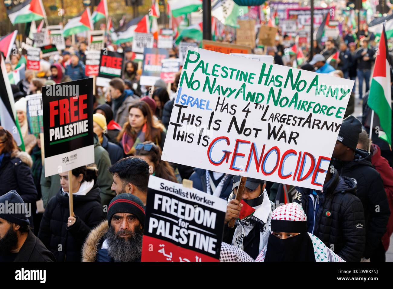 25 novembre 2023. Picadilly, Londra, Regno Unito. Marcia nazionale per la Palestina. Un'enorme marcia che chiede un cessate il fuoco a Gaza. Foto Stock