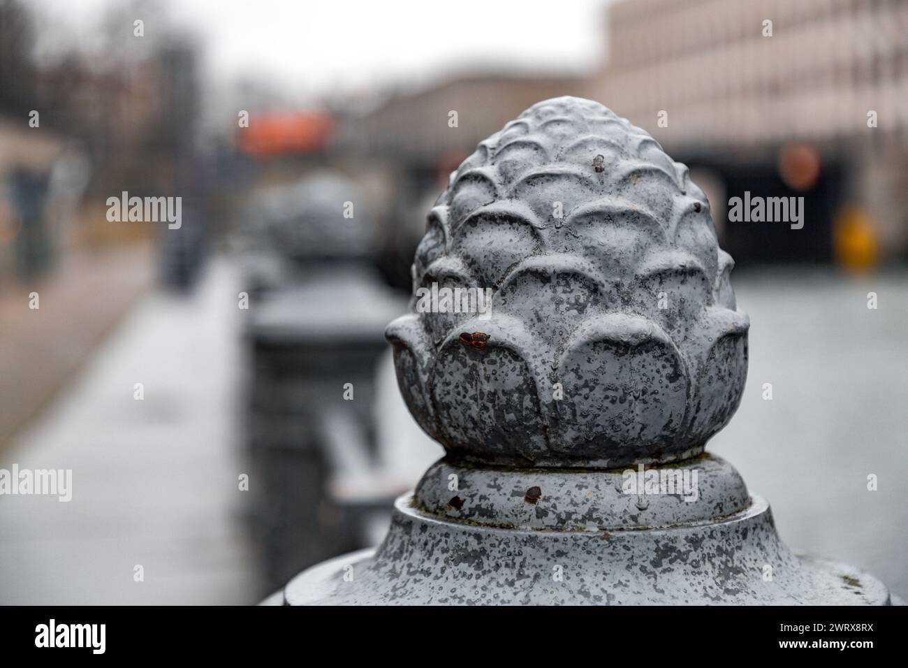 Piano decorativo per recinzione in ferro a forma di cono di pino a Berlino, Germania Foto Stock