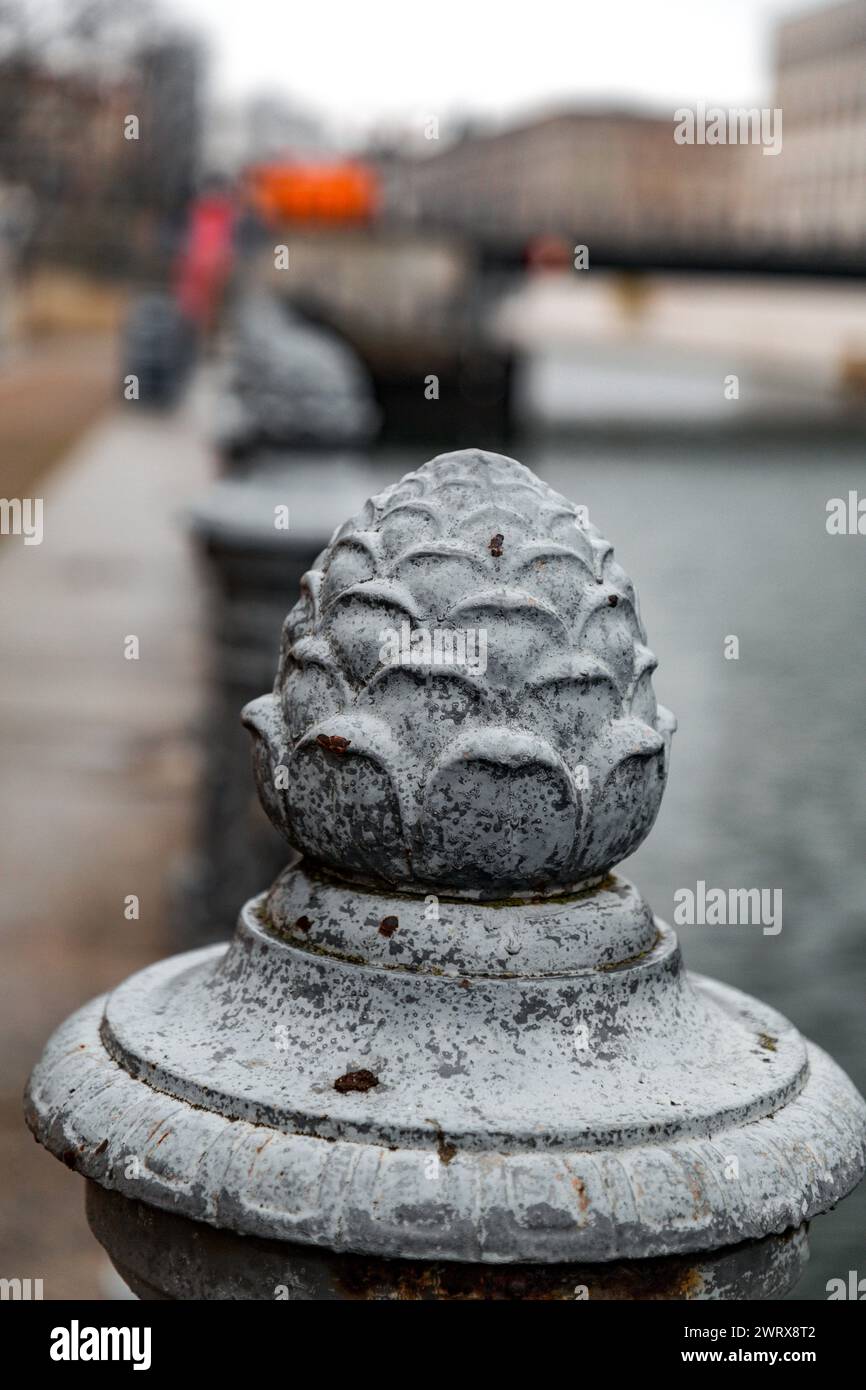 Piano decorativo per recinzione in ferro a forma di cono di pino a Berlino, Germania Foto Stock