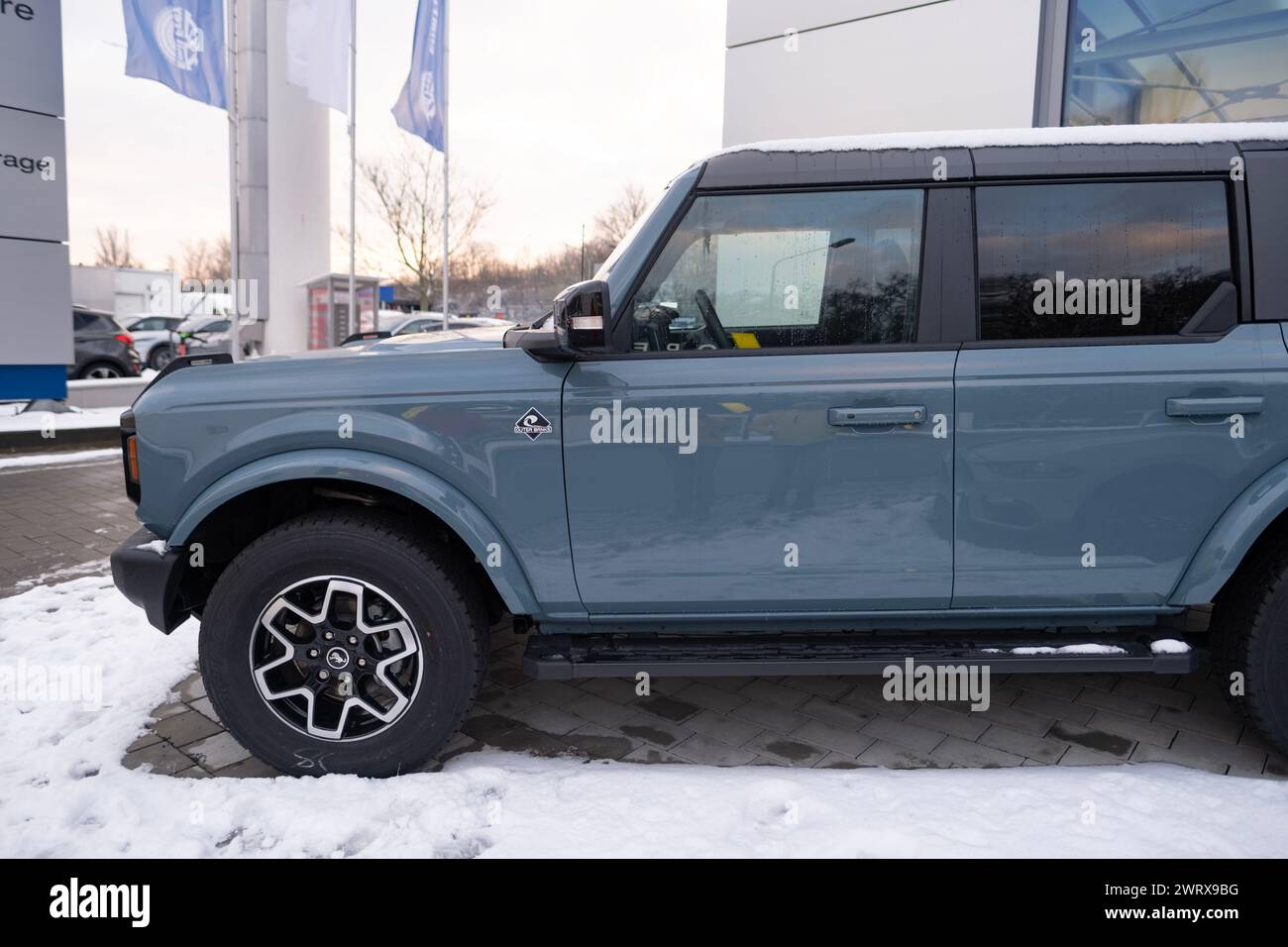 SUV Blue Ford Bronco nel parcheggio invernale, produttore americano Ford negli Stati Uniti, innovazioni tecnologiche nel settore automobilistico, Rap ad alte prestazioni Foto Stock