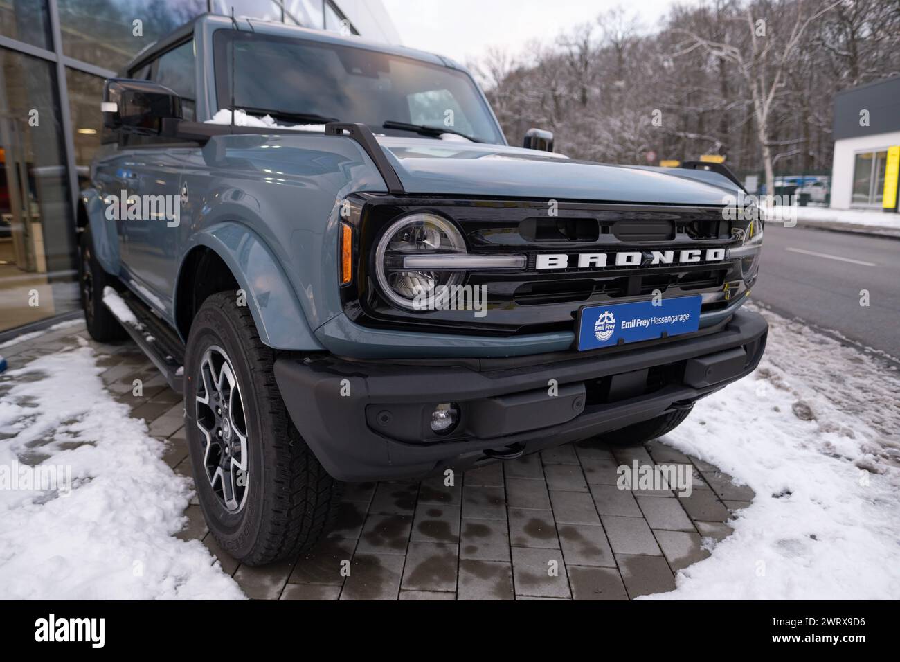 SUV Blue Ford Bronco nel parcheggio invernale, produttore americano Ford negli Stati Uniti, innovazioni tecnologiche nel settore automobilistico, Rap ad alte prestazioni Foto Stock
