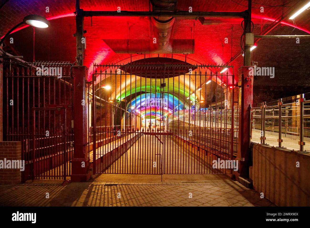 Tunnel e ponte sul fiume Aire sotto Leeds City Station, Yorkshire. Foto Stock
