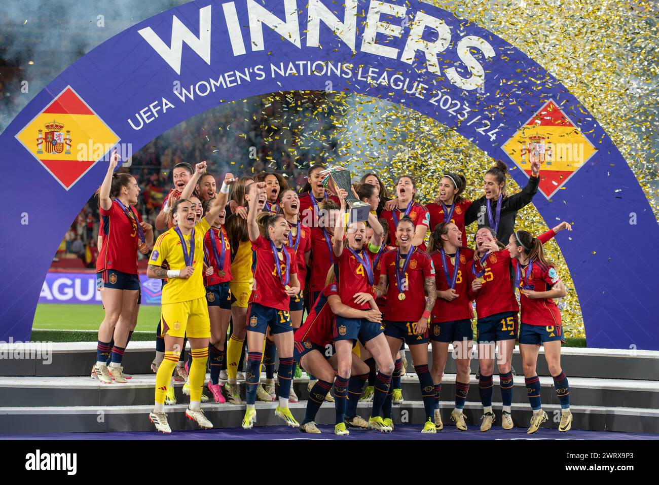 Irene Pareces (4) del trofeo ascensori e la Spagna celebra di essere campionessa (campeonas) della prima lega delle nazioni femminili UEFA nella foto dopo una partita di calcio femminile tra Spagna e Francia nella finale della UEFA Women's Nations League, mercoledì 28 febbraio 2024 a Siviglia, España . FOTO Adelina Cobos credito: Sportpix/Alamy Live News Foto Stock