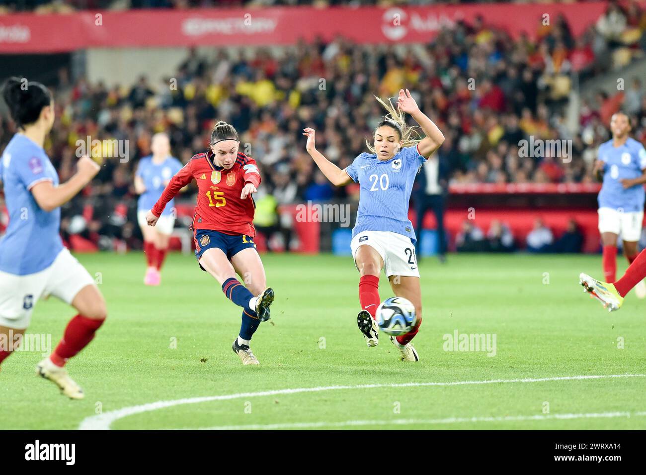 Eva Navarro (15) di Spagna e Delphine Cascarino (20) di Francia nella foto di una partita di calcio femminile tra Spagna e Francia nella finale della UEFA Women's Nations League, mercoledì 28 febbraio 2024 a Siviglia, España . FOTO Adelina Cobos credito: Sportpix/Alamy Live News Foto Stock