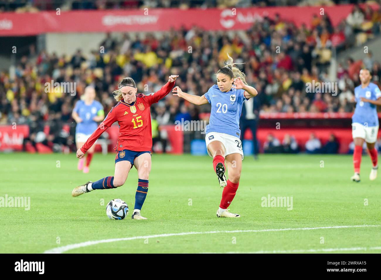 Eva Navarro (15) di Spagna e Delphine Cascarino (20) di Francia nella foto di una partita di calcio femminile tra Spagna e Francia nella finale della UEFA Women's Nations League, mercoledì 28 febbraio 2024 a Siviglia, España . FOTO Adelina Cobos credito: Sportpix/Alamy Live News Foto Stock