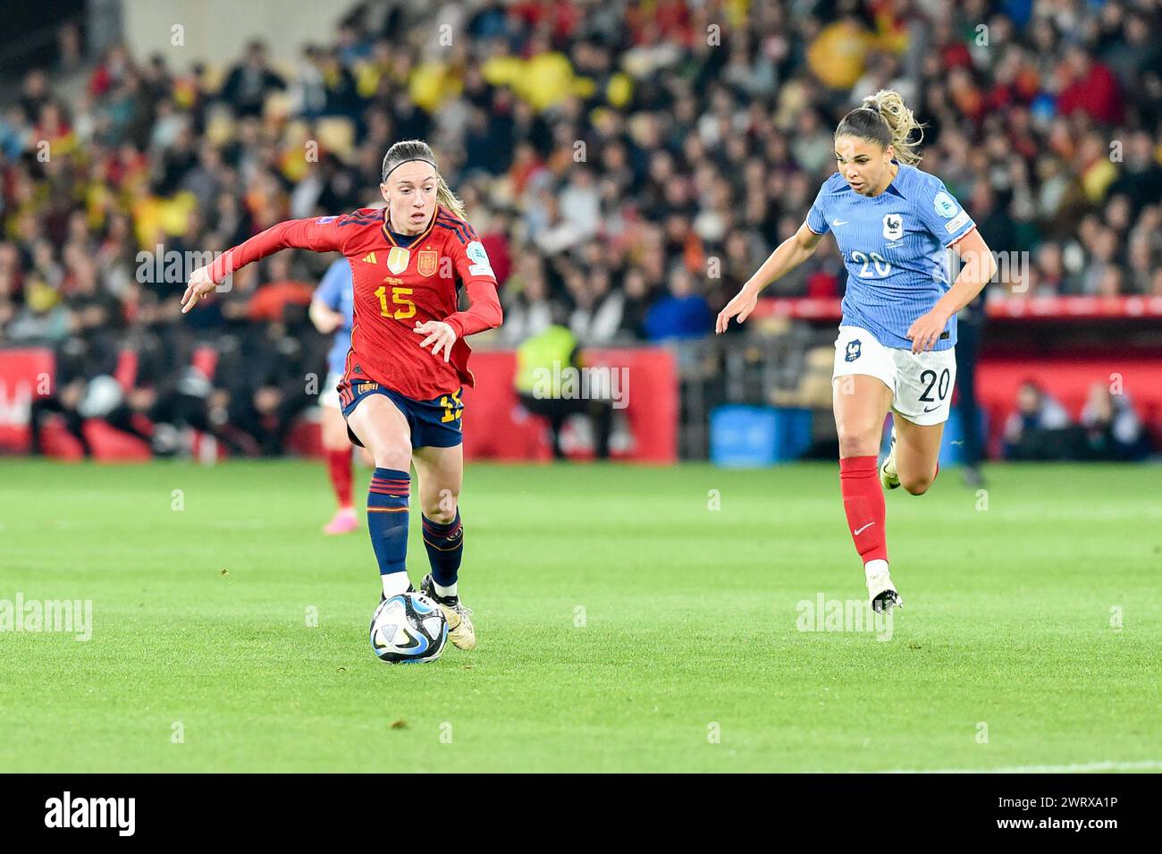 Eva Navarro (15) di Spagna e Delphine Cascarino (20) di Francia nella foto di una partita di calcio femminile tra Spagna e Francia nella finale della UEFA Women's Nations League, mercoledì 28 febbraio 2024 a Siviglia, España . FOTO Adelina Cobos credito: Sportpix/Alamy Live News Foto Stock