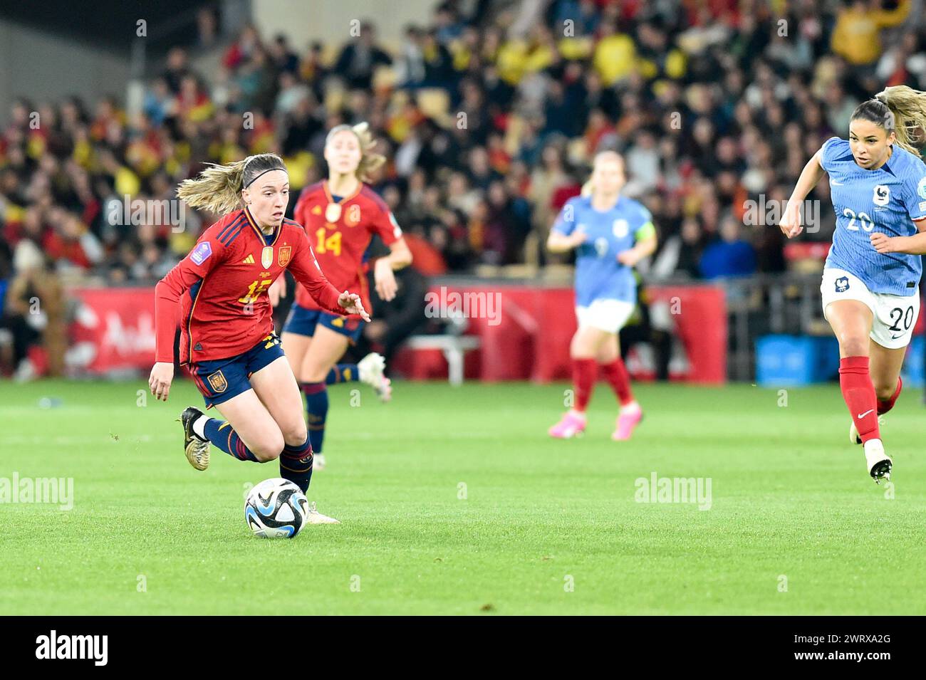Eva Navarro (15) di Spagna e Delphine Cascarino (20) di Francia nella foto di una partita di calcio femminile tra Spagna e Francia nella finale della UEFA Women's Nations League, mercoledì 28 febbraio 2024 a Siviglia, España . FOTO Adelina Cobos credito: Sportpix/Alamy Live News Foto Stock
