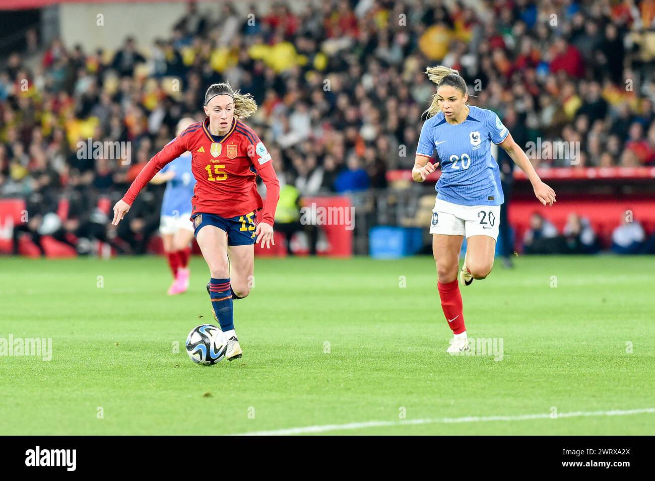 Eva Navarro (15) di Spagna e Delphine Cascarino (20) di Francia nella foto di una partita di calcio femminile tra Spagna e Francia nella finale della UEFA Women's Nations League, mercoledì 28 febbraio 2024 a Siviglia, España . FOTO Adelina Cobos credito: Sportpix/Alamy Live News Foto Stock