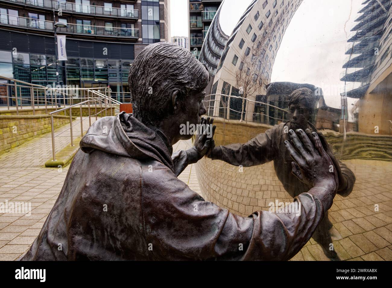 Steel Ball Sculpture, Leeds Dock, Yorkshire. Foto Stock