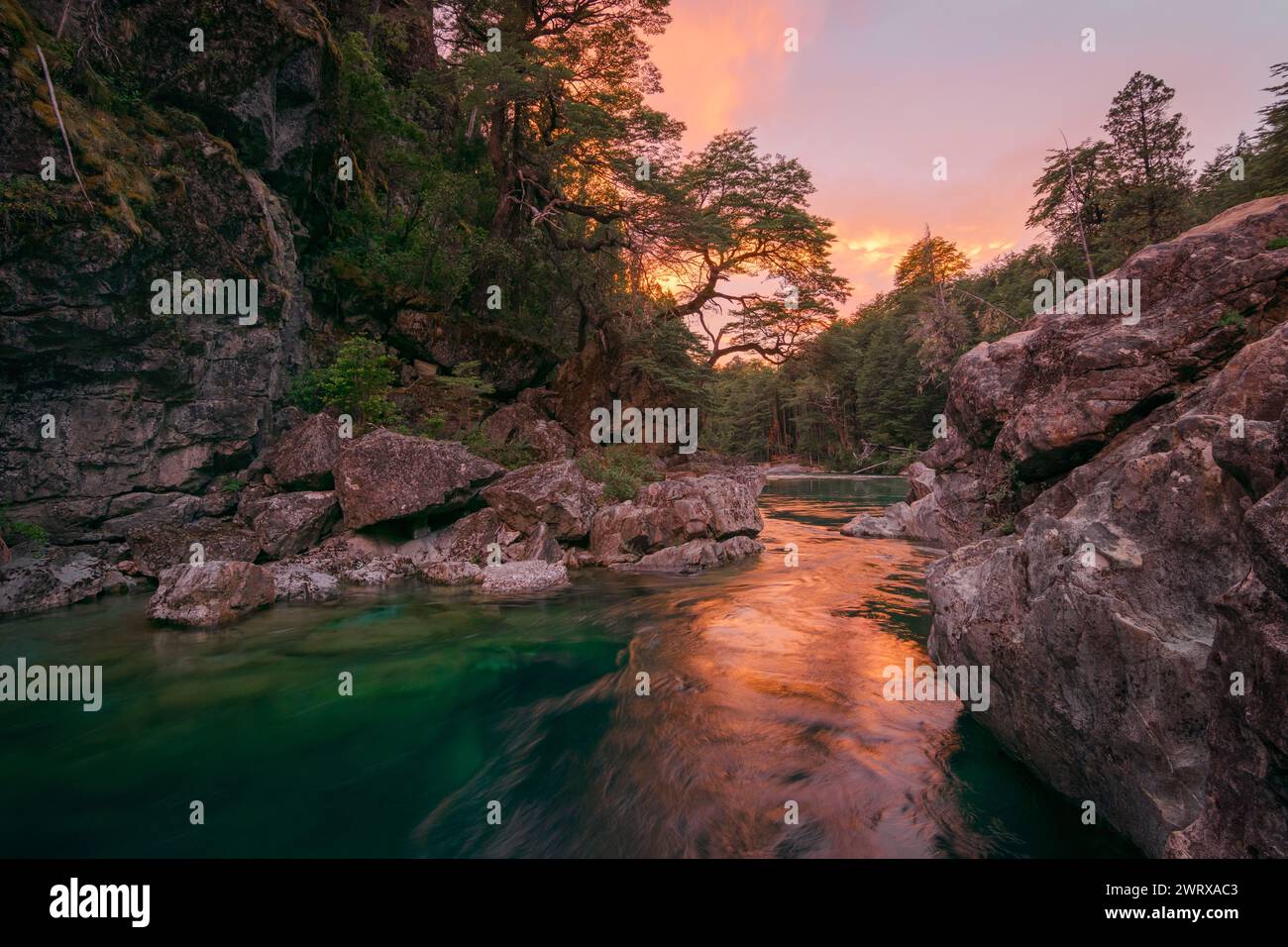 La foto è stata scattata in un'alba autunnale in un bellissimo luogo chiamato Cajón del Azul (Patagonia Argentina) Foto Stock