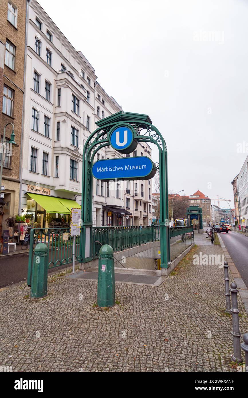 Berlino, Germania - 21 dicembre 2021: Ingresso della stazione della metropolitana e indicazione per la stazione della metropolitana di Berlino, Maerkisches Museum Station Foto Stock