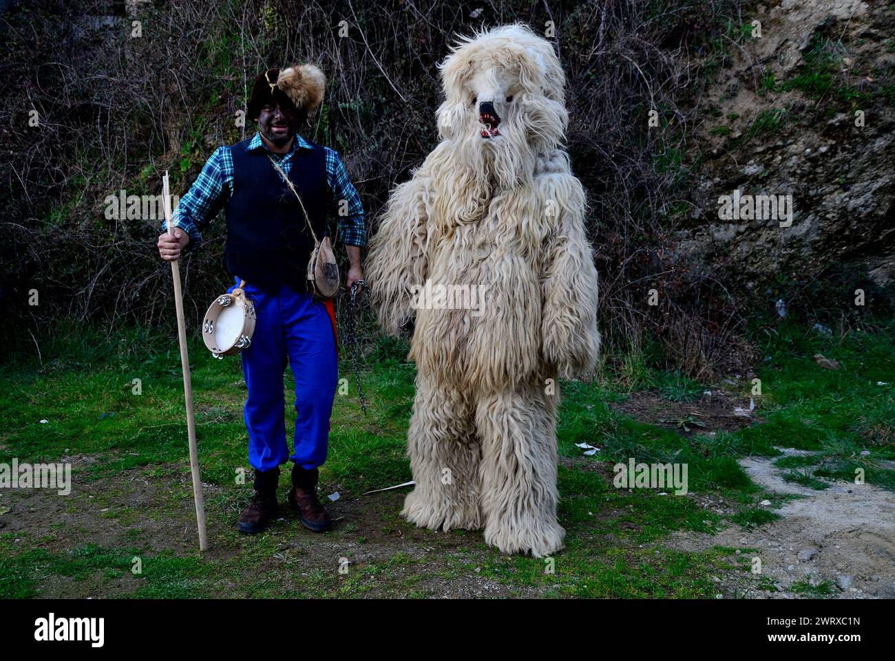 Maschere di la Vijanera di Silio (Cantabria) in Vibo maschera di Viana do Bolo, Ourense, Spagna Foto Stock