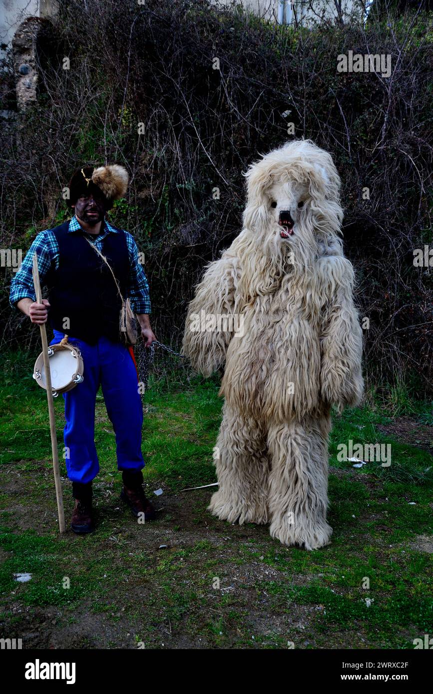 Maschere di la Vijanera di Silio (Cantabria) in Vibo maschera di Viana do Bolo, Ourense, Spagna Foto Stock