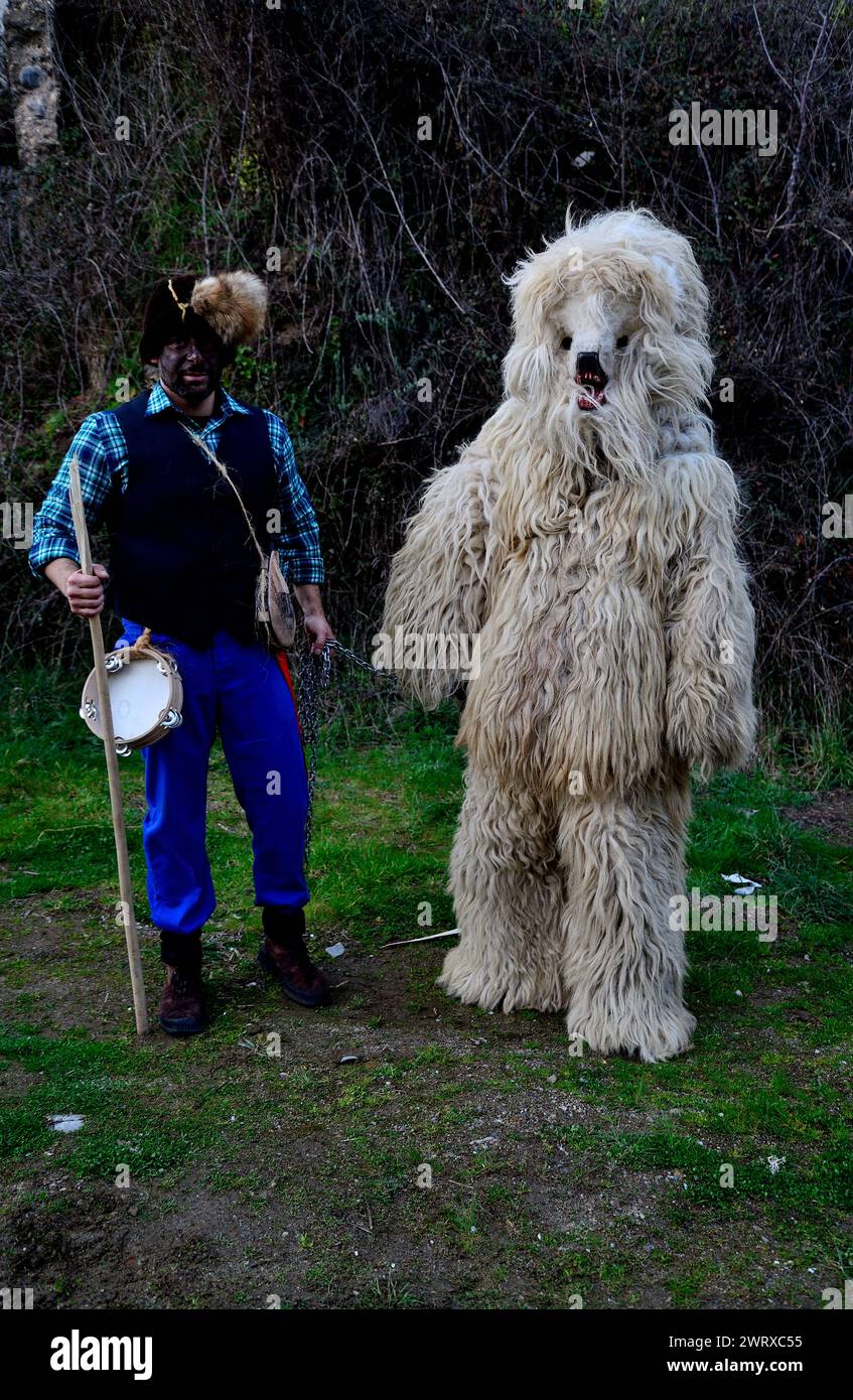 Maschere di la Vijanera di Silio (Cantabria) in Vibo maschera di Viana do Bolo, Ourense, Spagna Foto Stock