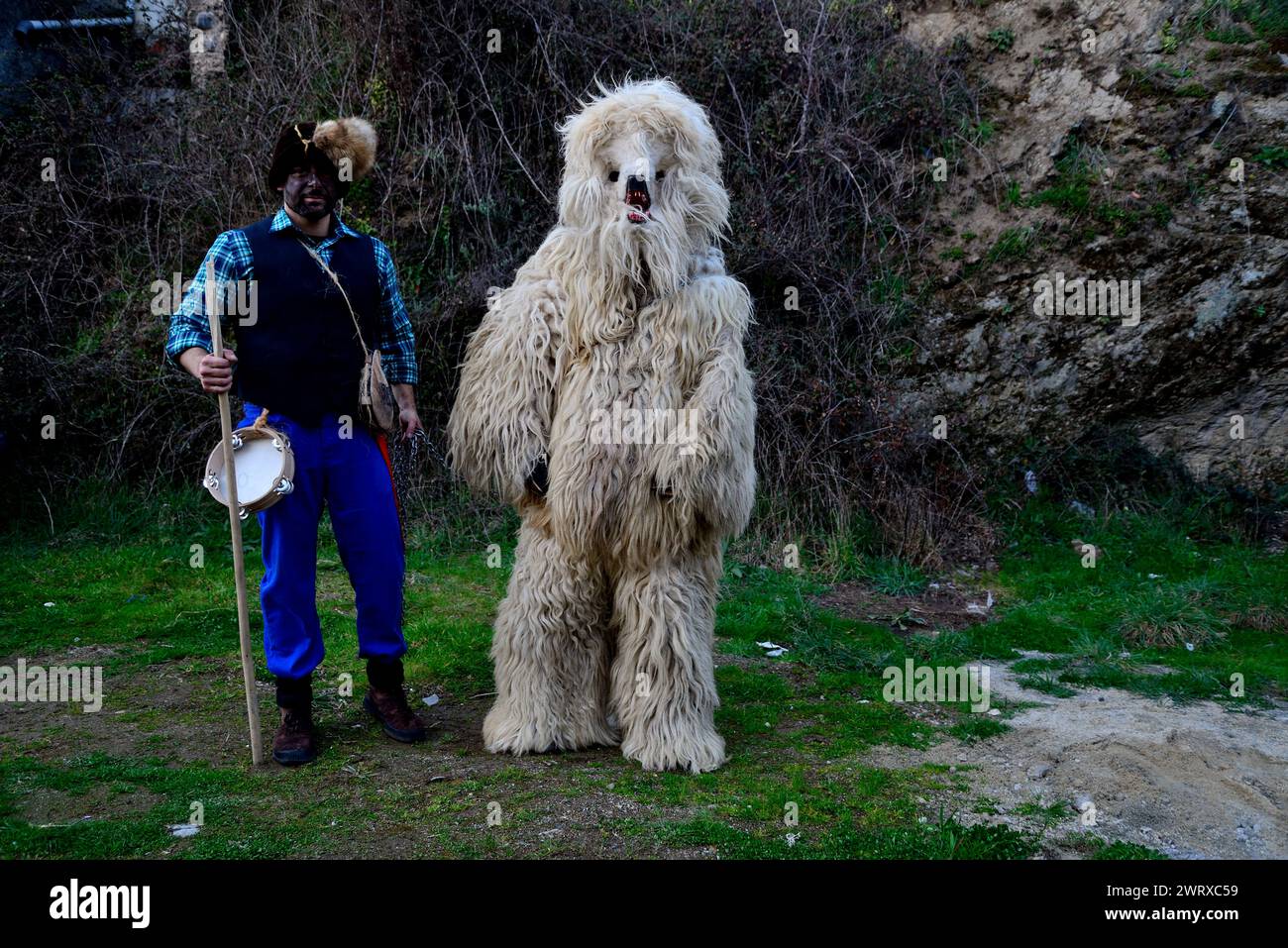 Maschere di la Vijanera di Silio (Cantabria) in Vibo maschera di Viana do Bolo, Ourense, Spagna Foto Stock