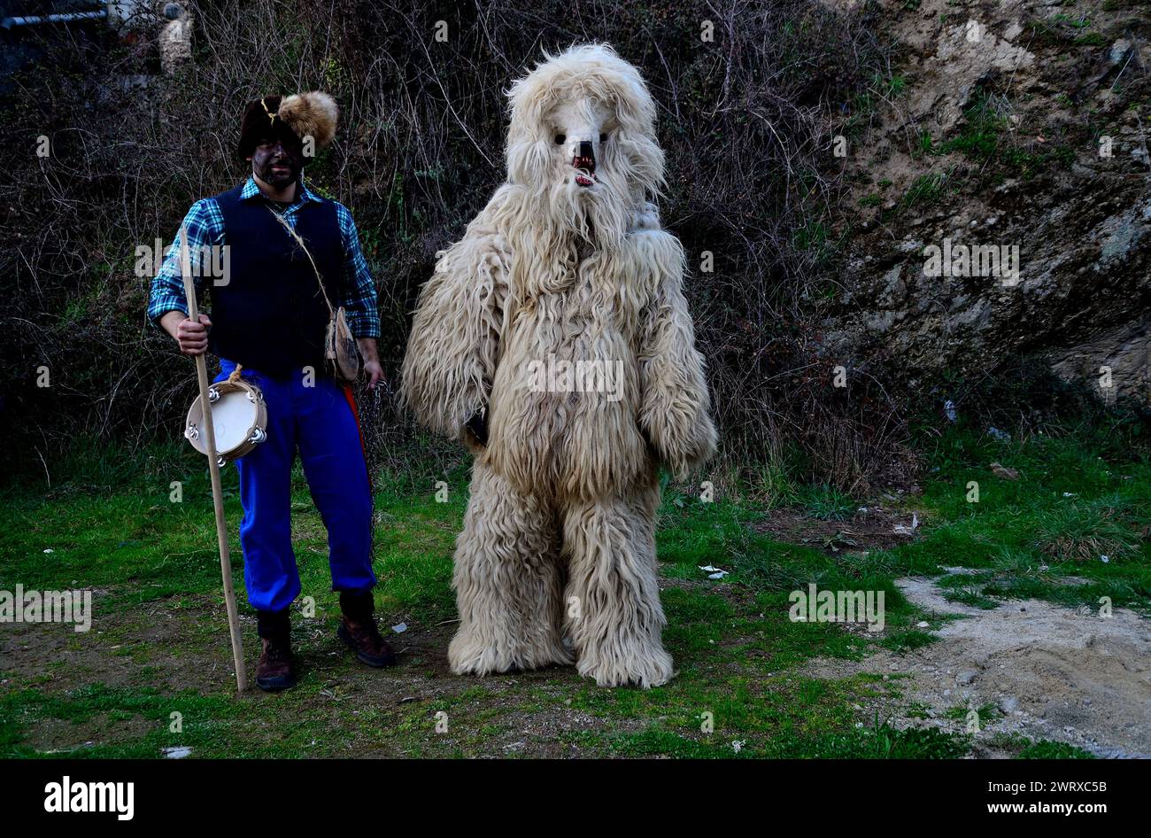 Maschere di la Vijanera di Silio (Cantabria) in Vibo maschera di Viana do Bolo, Ourense, Spagna Foto Stock