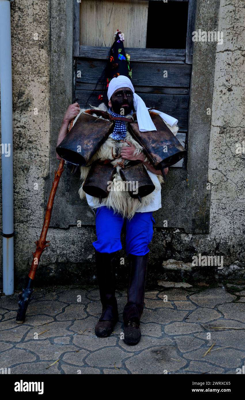 Maschere di la Vijanera di Silio (Cantabria) in Vibo maschera di Viana do Bolo, Ourense, Spagna Foto Stock
