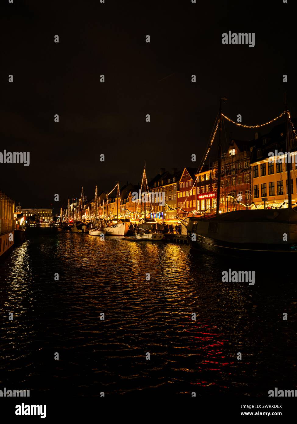 Vista del famoso quartiere Nyhavn a Copenaghen in serata d'inverno Foto Stock