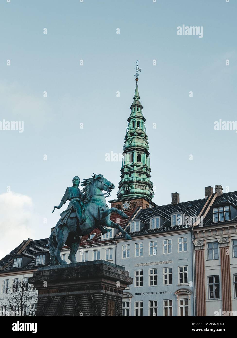 Veduta della guglia verde di St Nicholas Church, ora Nikolaj Contemporary Art Center di Copenaghen, vista da Hojbro Plads Foto Stock