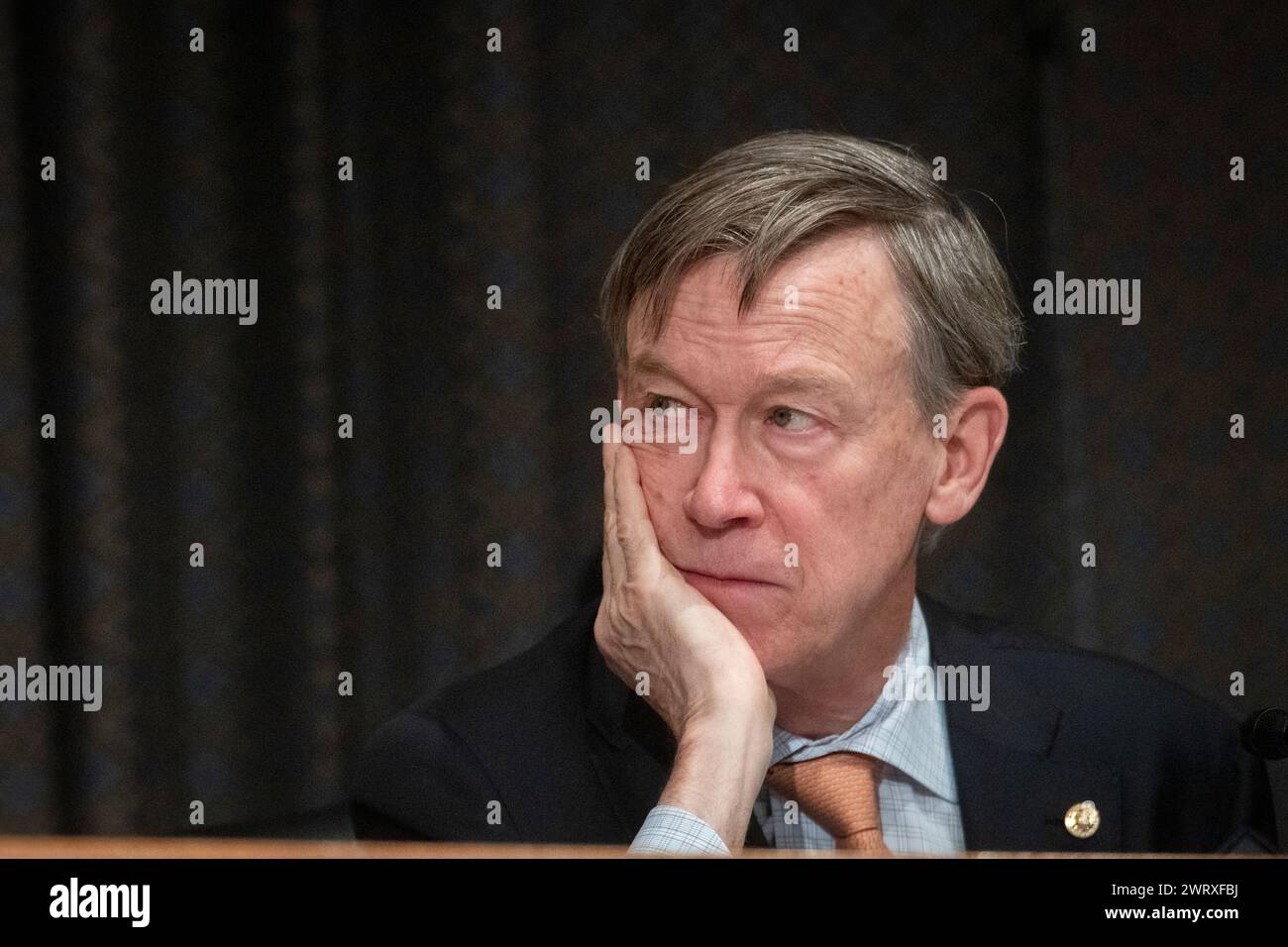 Washington, Stati Uniti d'America. 14 marzo 2024. Il senatore degli Stati Uniti John Hickenlooper (Democratico del Colorado) partecipa a un'audizione della commissione del Senato sulla salute, l'istruzione, il lavoro e le pensioni per esaminare i lavoratori che beneficiano di nuove tecnologie e di un aumento della produttività, nel Dirksen Senate Office Building a Washington, DC, giovedì 14 marzo 2024. Credito: Rod Lamkey/CNP/Sipa USA credito: SIPA USA/Alamy Live News Foto Stock