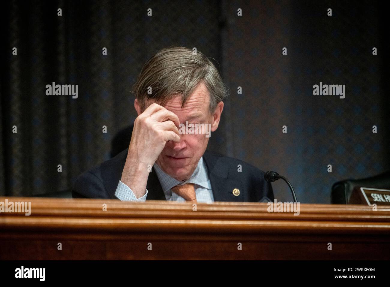 Washington, Stati Uniti d'America. 14 marzo 2024. Il senatore degli Stati Uniti John Hickenlooper (Democratico del Colorado) partecipa a un'audizione della commissione del Senato sulla salute, l'istruzione, il lavoro e le pensioni per esaminare i lavoratori che beneficiano di nuove tecnologie e di un aumento della produttività, nel Dirksen Senate Office Building a Washington, DC, giovedì 14 marzo 2024. Credito: Rod Lamkey/CNP/Sipa USA credito: SIPA USA/Alamy Live News Foto Stock