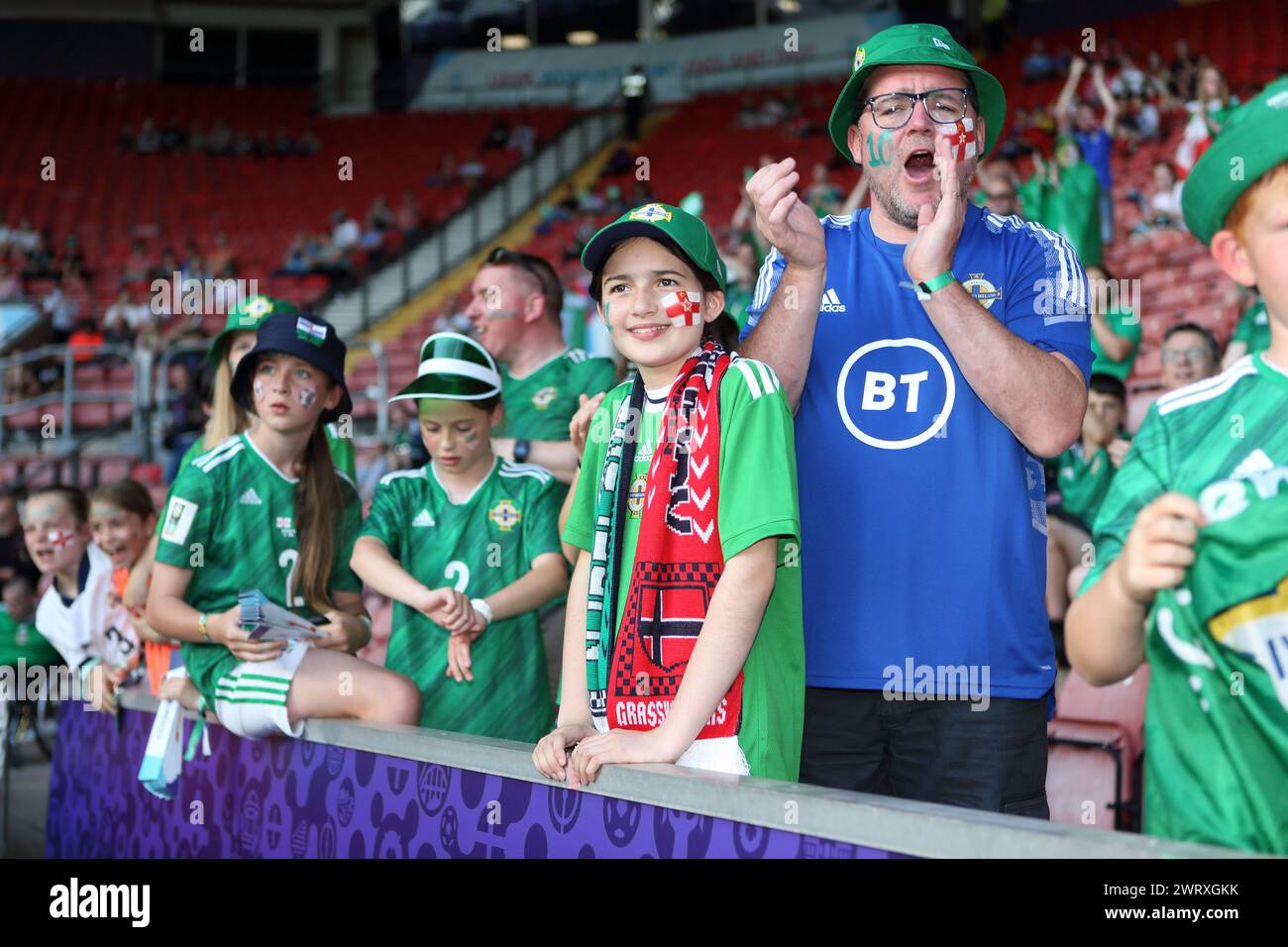 Ragazze e uomini tifanno e cantano Irlanda del Nord contro Norvegia UEFA Euro St Mary's Stadium, Southampton Foto Stock