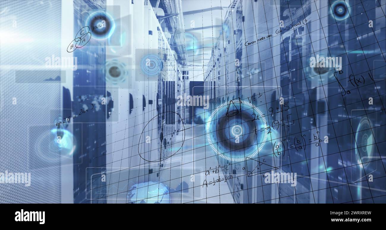 Immagine di radar, interfaccia infografica ed equazioni matematiche nella sala server Foto Stock