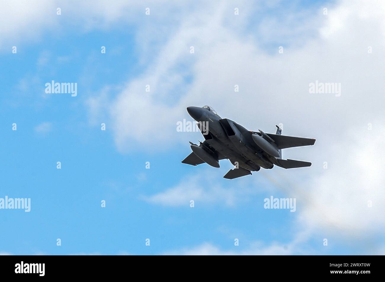 Un F-15 Eagle del 173rd Fighter Wing decolla il 7 marzo 2024 presso l'Aeroporto Internazionale di Honolulu, Hawaii Foto Stock