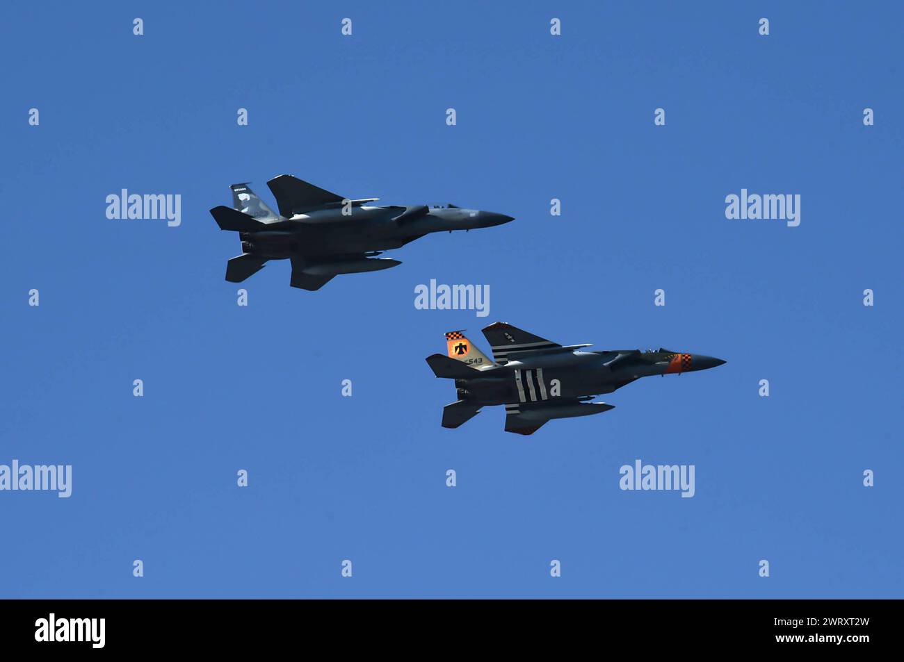 Gli F-15 Eagles del 173rd Fighter Wing tornano alla Joint base Pearl Harbor-Hickam, Hawaii, dopo aver completato una sortita di addestramento Foto Stock